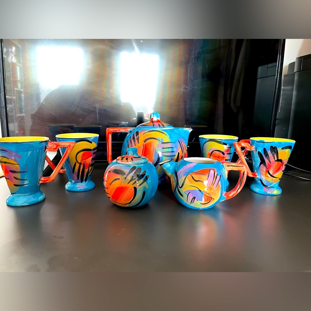 Designer T-shirt includes 4 cups teapot sugar bowl and milk jug - Picture 1 of 3